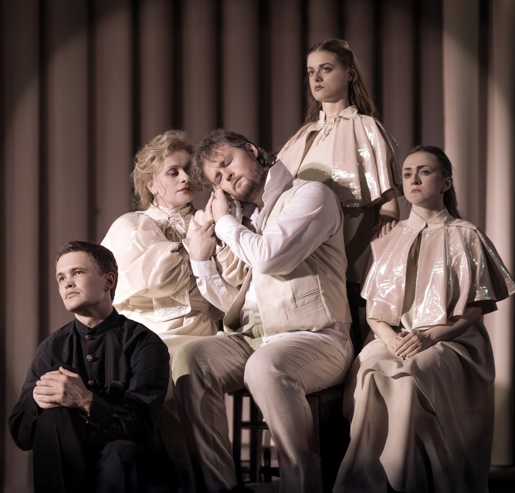 Иллюстрация: Спектакль «Тысяча мелких осколков»